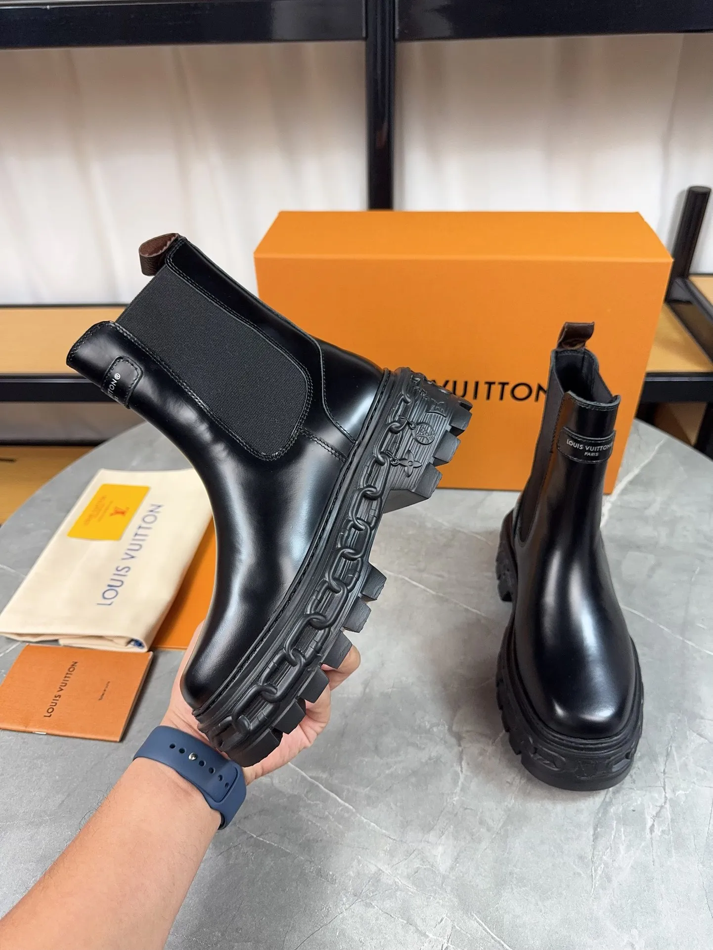 Men's shoes 💰700💰Ladies model Louis vuitton new short boots; beautiful lines and no bloat, original first-layer cowhide combined with high mercerized frosted cowhide, thin strap motorcycle boots are easy to put on and take off, without contrast (to isolate the cold winter) ❶ Upper: original open edge beaded cowhide ❷ Inner: cowhide ❸ Foot pads: cowhide leather ❹ Outsole: original wear-resistant and non-slip raw rubber sole ❺Sole height: 6cn ❻Packaging: Original LV special box ❼Number: 34-41 (34/41 customization is not returnable) Boot height 6 inches ☀Color: (black military green)